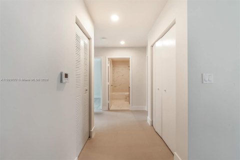 Condominio en venta en Miami, Florida, 3 dormitorios, 126.35 m2 № 2043682 - foto 9