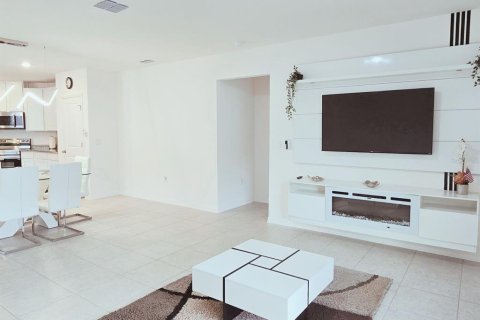 Дом в Хейнс-Сити, Флорида 2 комнаты, 155.8м2 № 2289677