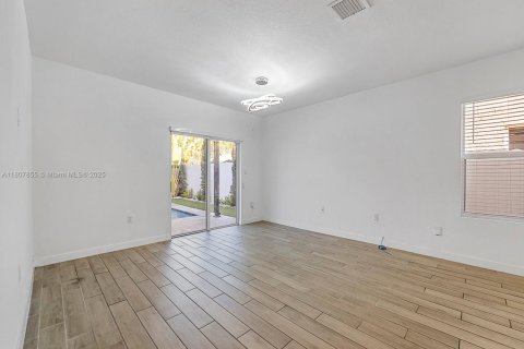 House in Florida City, Florida 5 bedrooms, 239.69 sq.m. № 1745725 - photo 17