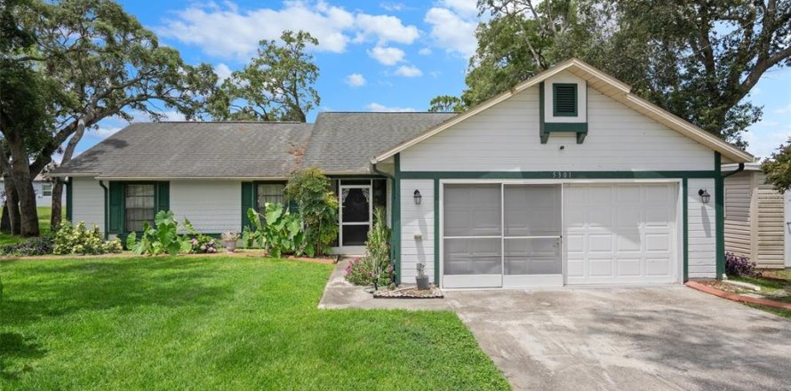 House in Spring Hill, Florida 3 bedrooms, 142.14 sq.m. № 1798442