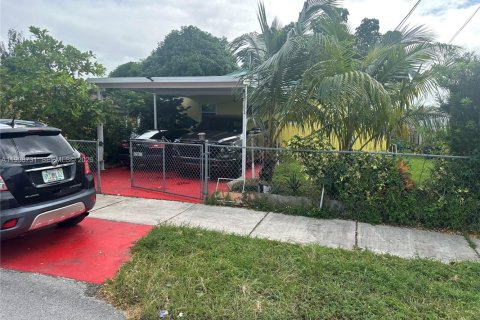 House in Miami Gardens, Florida 4 bedrooms, 124.86 sq.m. № 2082110 - photo 2