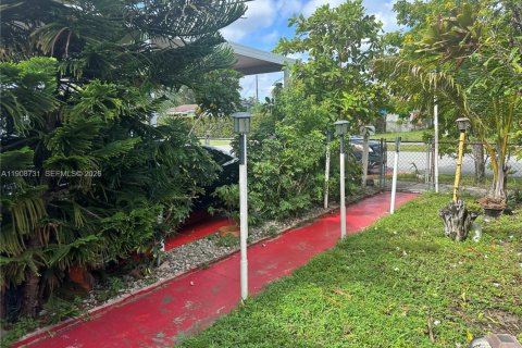 House in Miami Gardens, Florida 4 bedrooms, 124.86 sq.m. № 2082110 - photo 3