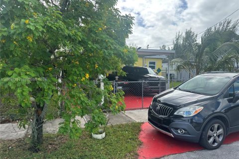 House in Miami Gardens, Florida 4 bedrooms, 124.86 sq.m. № 2082110