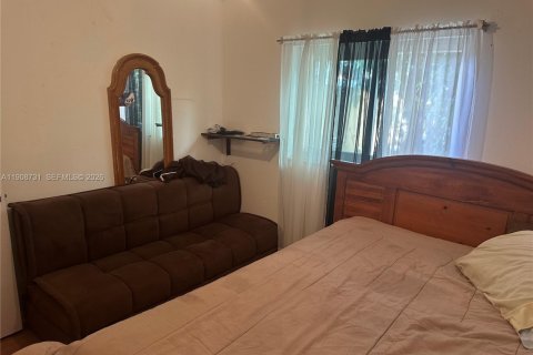 House in Miami Gardens, Florida 4 bedrooms, 124.86 sq.m. № 2082110 - photo 14