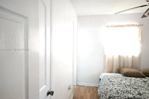 House in Miami Gardens, Florida 4 bedrooms, 124.86 sq.m. № 2082110 - photo 9