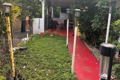 House in Miami Gardens, Florida 4 bedrooms, 124.86 sq.m. № 2082110 - photo 4