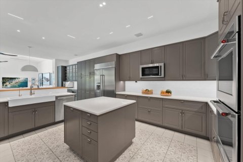 House in Miami, Florida 6 bedrooms, 481.7 sq.m. № 2407732 - photo 25