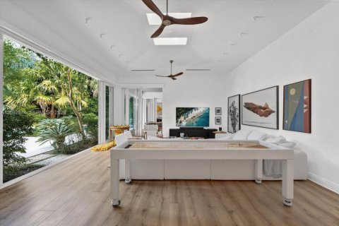 House in Miami, Florida 6 bedrooms, 481.7 sq.m. № 2407732 - photo 11