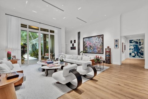 House in Miami, Florida 6 bedrooms, 481.7 sq.m. № 2407732 - photo 2