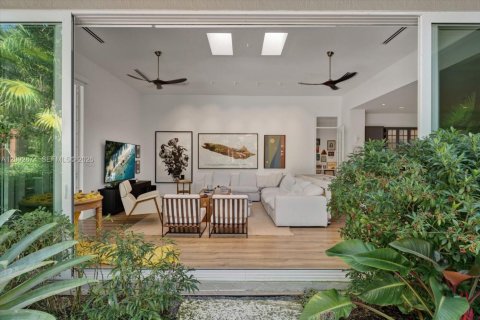 House in Miami, Florida 6 bedrooms, 481.7 sq.m. № 2407732 - photo 8