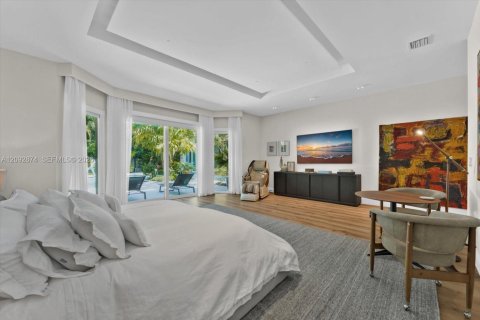 House in Miami, Florida 6 bedrooms, 481.7 sq.m. № 2407732 - photo 29
