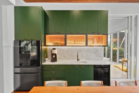 House in Miami, Florida 6 bedrooms, 481.7 sq.m. № 2407732 - photo 21