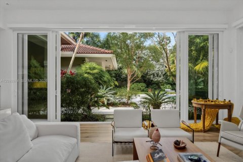 House in Miami, Florida 6 bedrooms, 481.7 sq.m. № 2407732 - photo 9