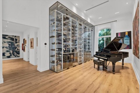 House in Miami, Florida 6 bedrooms, 481.7 sq.m. № 2407732 - photo 7