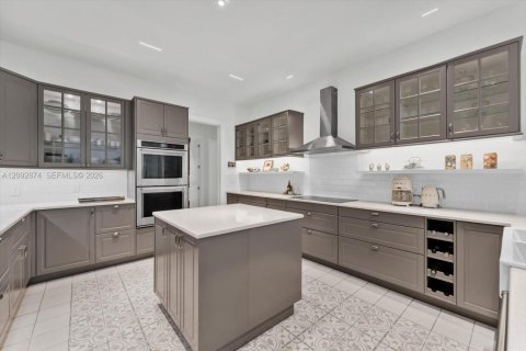 House in Miami, Florida 6 bedrooms, 481.7 sq.m. № 2407732 - photo 24