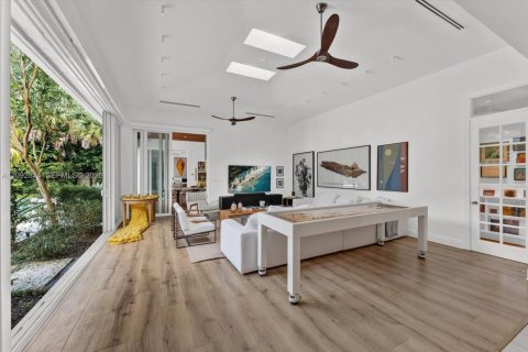 House in Miami, Florida 6 bedrooms, 481.7 sq.m. № 2407732 - photo 10