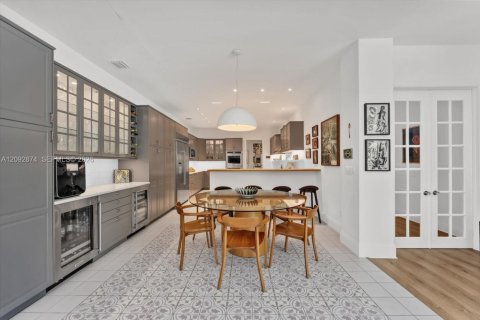 House in Miami, Florida 6 bedrooms, 481.7 sq.m. № 2407732 - photo 23
