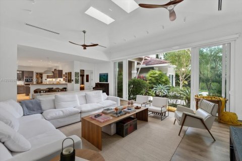 House in Miami, Florida 6 bedrooms, 481.7 sq.m. № 2407732 - photo 12