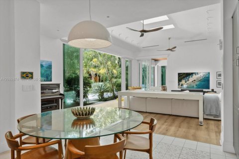 House in Miami, Florida 6 bedrooms, 481.7 sq.m. № 2407732 - photo 22