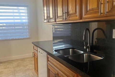 Condo in Sunrise, Florida, 2 bedrooms  № 2030587 - photo 5