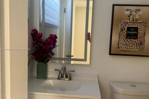 Condo in Sunrise, Florida, 2 bedrooms  № 2030587 - photo 7