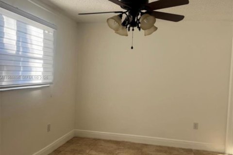 Condo in Sunrise, Florida, 2 bedrooms  № 2030587 - photo 2