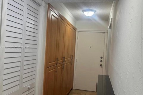 Condo in Sunrise, Florida, 2 bedrooms  № 2030587 - photo 3