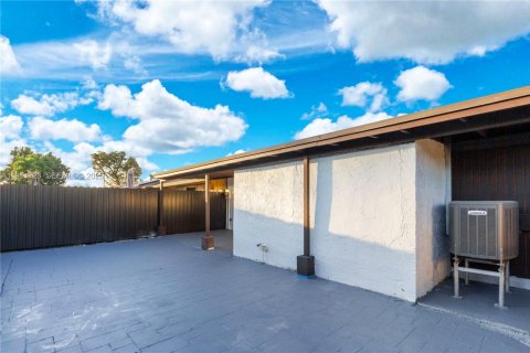 Купить таунхаус в Майами, Флорида 2 спальни, 91.6м2, № 1976607 - фото 25