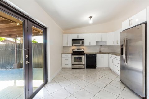 Купить таунхаус в Майами, Флорида 2 спальни, 91.6м2, № 1976607 - фото 10