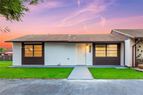 Купить таунхаус в Майами, Флорида 2 спальни, 91.6м2, № 1976607 - фото 2