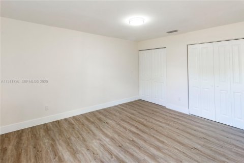 Купить таунхаус в Майами, Флорида 2 спальни, 91.6м2, № 1976607 - фото 23