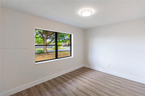 Купить таунхаус в Майами, Флорида 2 спальни, 91.6м2, № 1976607 - фото 16