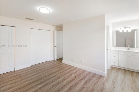 Купить таунхаус в Майами, Флорида 2 спальни, 91.6м2, № 1976607 - фото 21