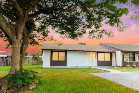 Купить таунхаус в Майами, Флорида 2 спальни, 91.6м2, № 1976607 - фото 1