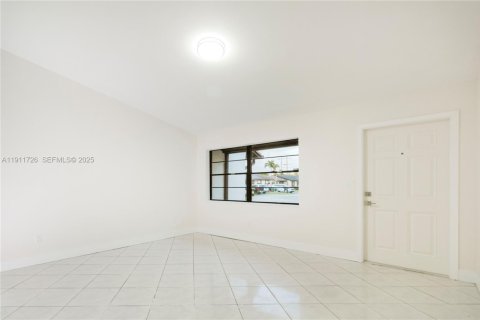 Купить таунхаус в Майами, Флорида 2 спальни, 91.6м2, № 1976607 - фото 6