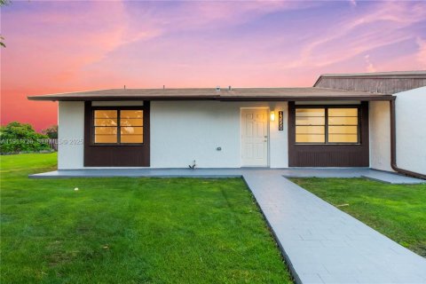 Купить таунхаус в Майами, Флорида 2 спальни, 91.6м2, № 1976607 - фото 4