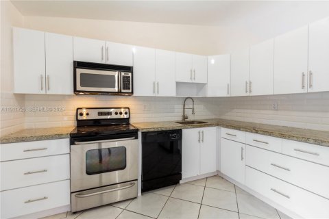 Купить таунхаус в Майами, Флорида 2 спальни, 91.6м2, № 1976607 - фото 9