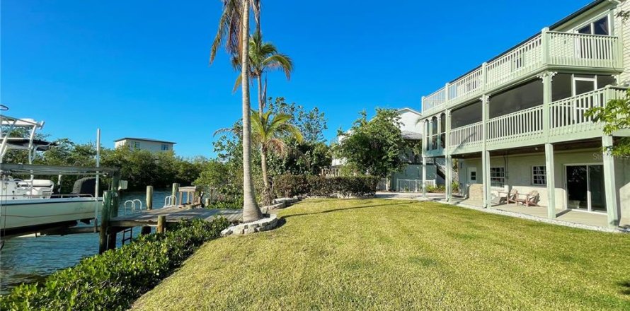 House in Terra Ceia, Florida 3 bedrooms, 145.67 sq.m. № 1532610