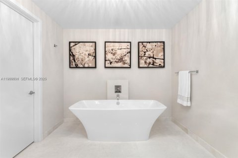 Condo in North Miami Beach, Florida, 3 bedrooms № 2081324 - photo 17