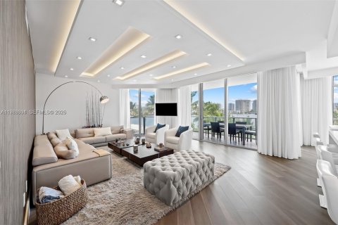 Condo in North Miami Beach, Florida, 3 bedrooms № 2081324 - photo 2