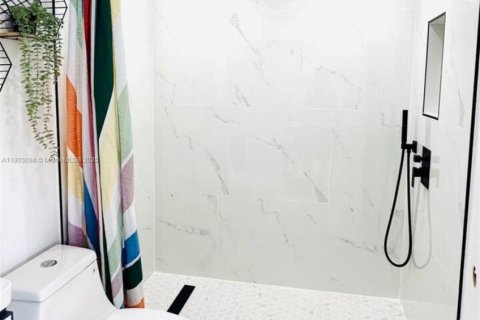 Propiedad comercial en alquiler en Miami, Florida, 1 dormitorio, 44.13 m2 № 2035005 - foto 2