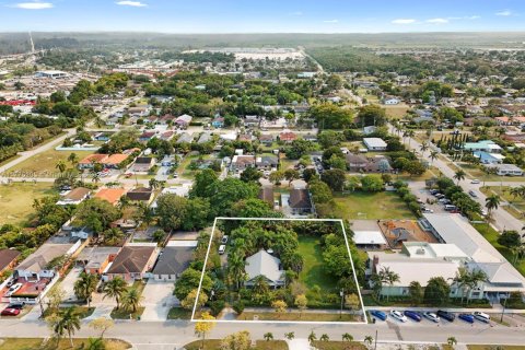 Дом в Флорида-Сити, Флорида 5 спален, 181.35м2 № 2050356