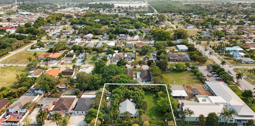 Дом в Флорида-Сити, Флорида 5 спален, 181.35м2 № 2050356