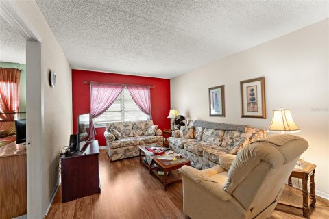 Condominio en alquiler en New Port Richey, Florida, 2 dormitorios, 93.65 m2 № 1880576 - foto 4