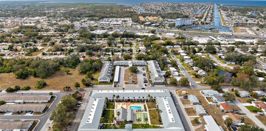 Condominio en New Port Richey, Florida, 2 dormitorios № 1880576