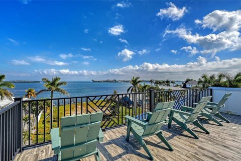 House in Bradenton Beach, Florida 7 bedrooms, 232.44 sq.m. № 2136698 - photo 15