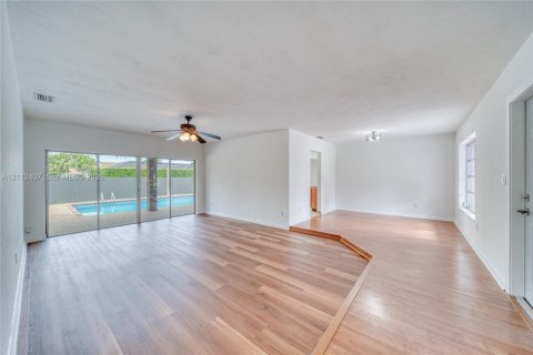Villa ou maison à vendre à Cutler Bay, Floride: 3 chambres, 158.4 m2 № 2432561 - photo 3