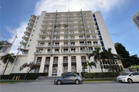 Снять в аренду кондоминиум в Майами, Флорида 2 спальни, 89.46м2, № 2031079 - фото 3
