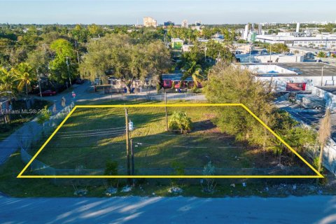 Commercial property in Miami, Florida № 1702749 - photo 4