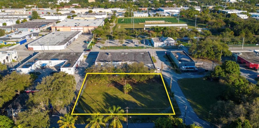 Commercial property in Miami, Florida № 1702749